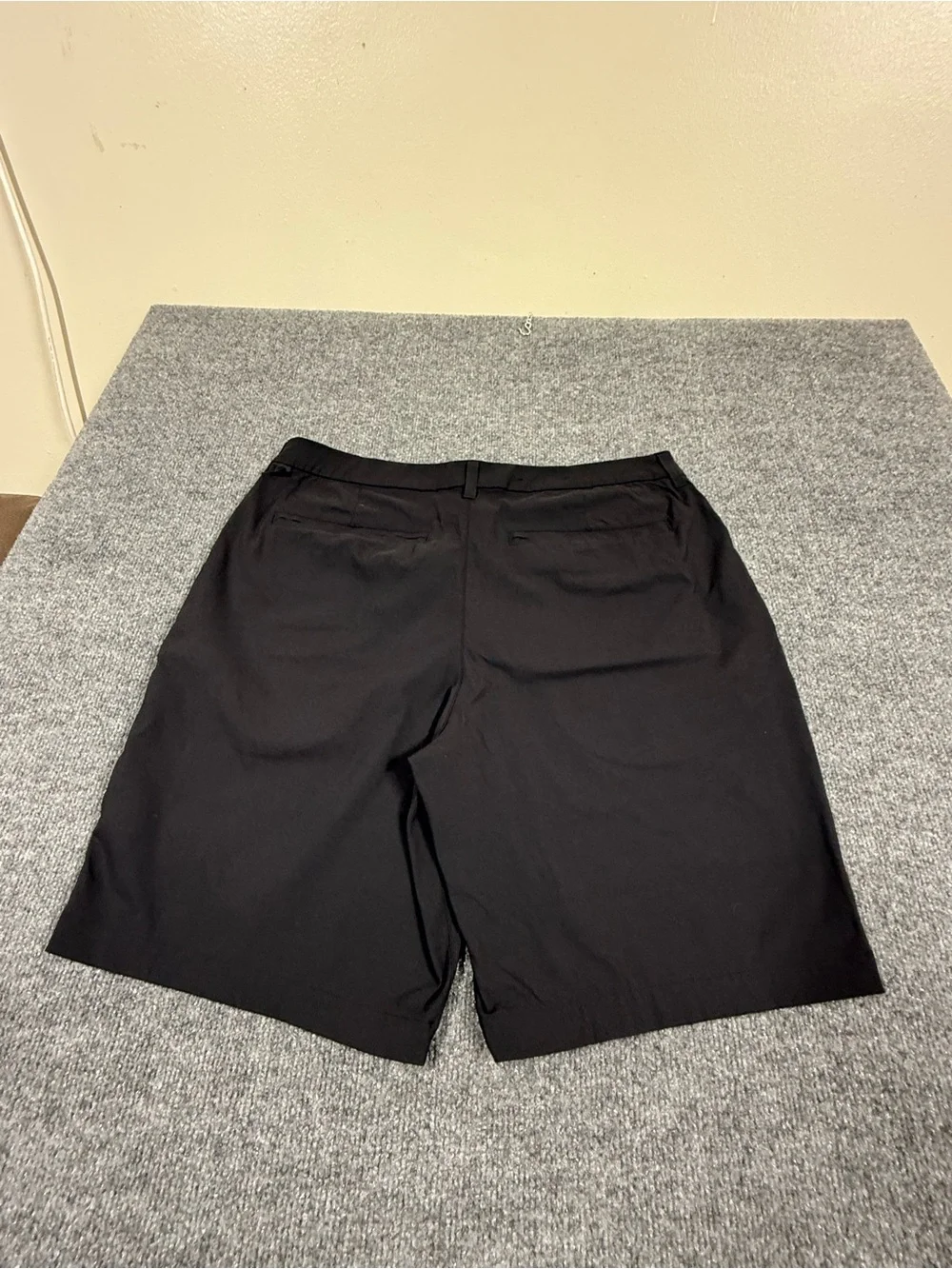 lululemon athletica Men's Black Flat-Front Performance Shorts size 36